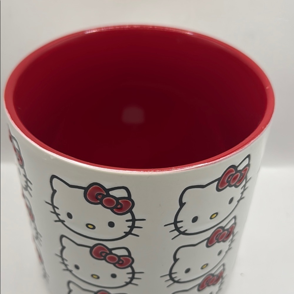 Hello Kitty White and Red planter - Picture 3 of 5